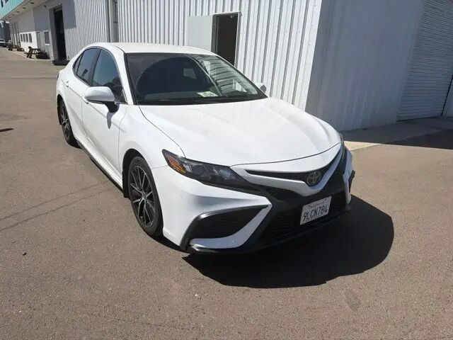 2024 Toyota Camry SE — photo 1 of 4