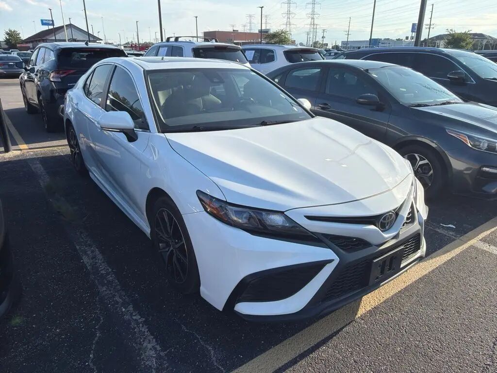 2024 Toyota Camry SE — photo 1 of 17