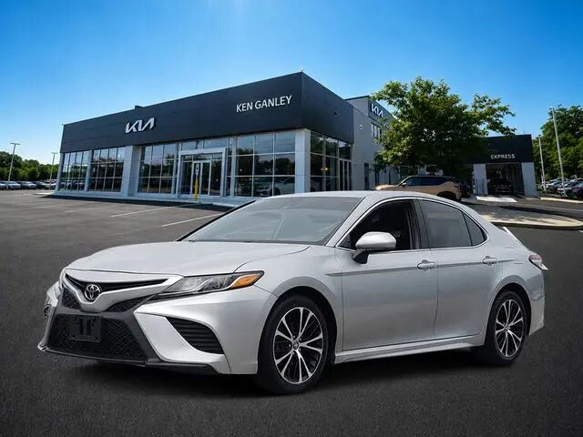 2020 Toyota Camry SE — photo 1 of 13