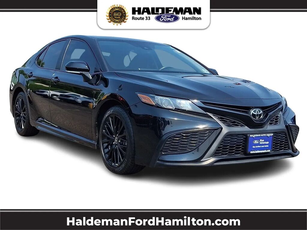2022 Toyota Camry SE — photo 1 of 13