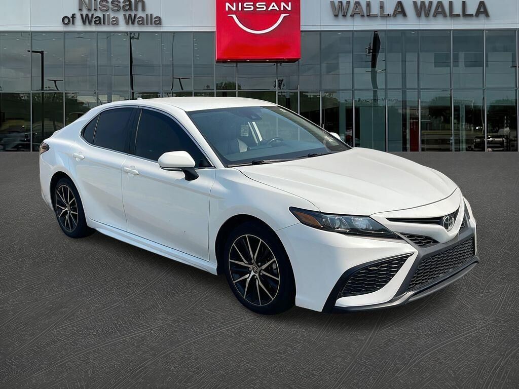 2024 Toyota Camry SE — photo 1 of 11