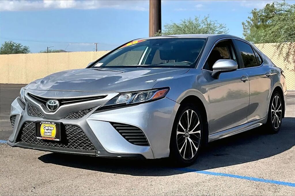 2020 Toyota Camry SE — photo 1 of 6