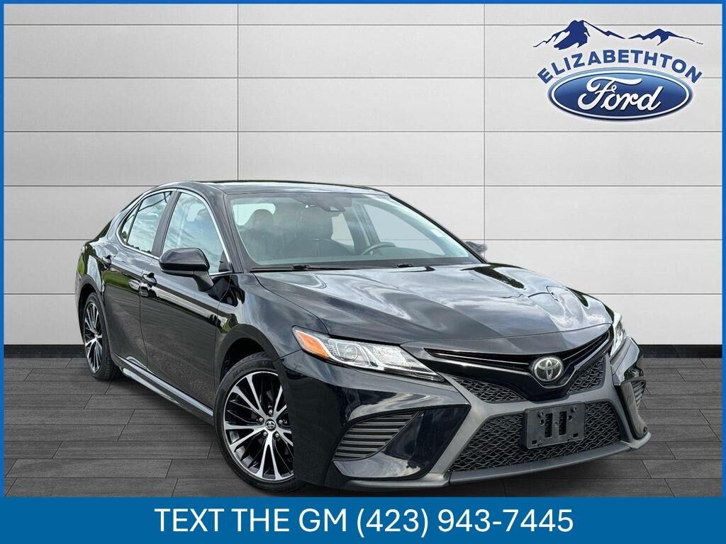 2020 Toyota Camry SE — photo 1 of 13