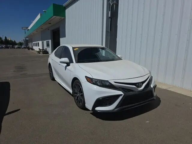 2022 Toyota Camry SE — photo 1 of 5