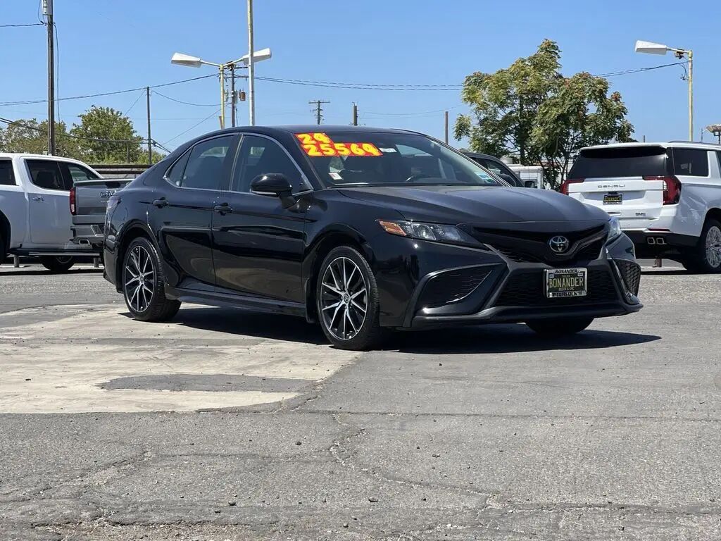 2024 Toyota Camry SE — photo 1 of 13