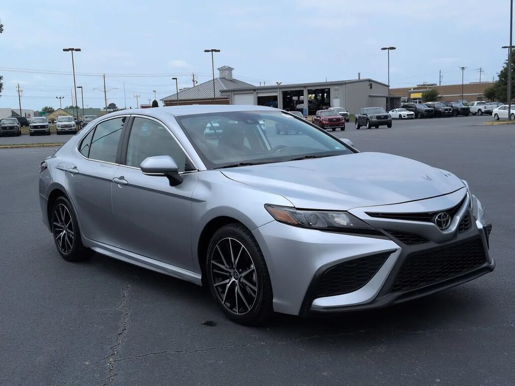 2024 Toyota Camry SE — photo 1 of 13