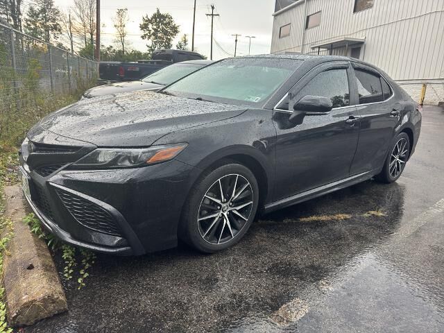 2024 Toyota Camry SE — photo 1 of 13