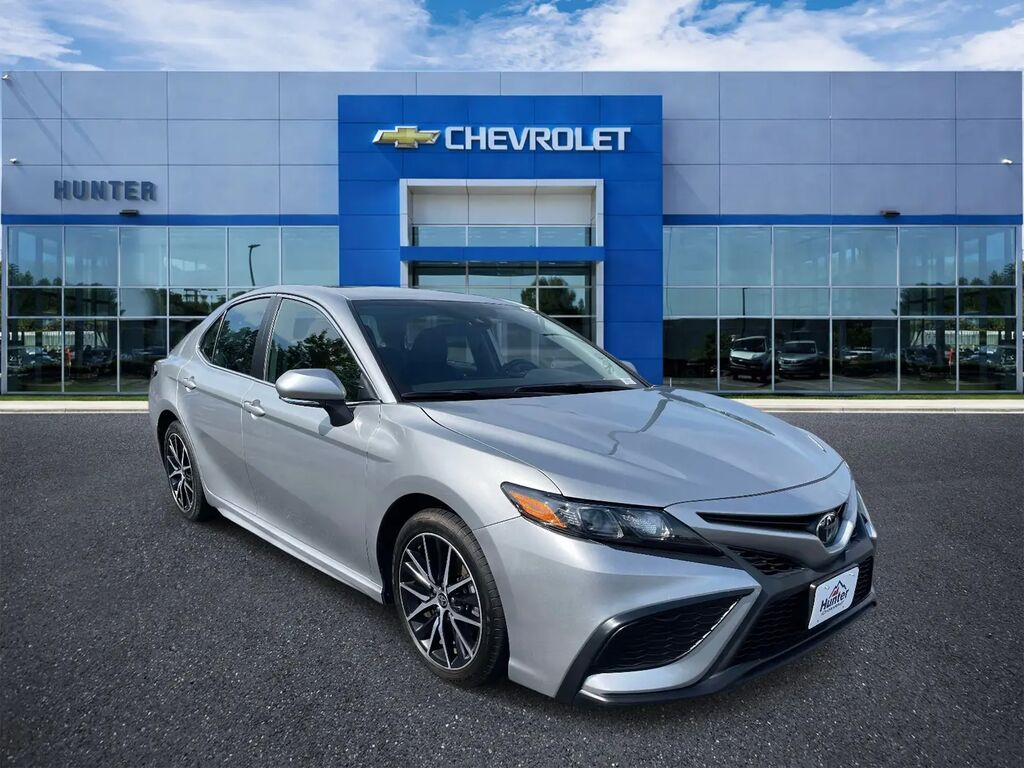 2024 Toyota Camry SE — photo 1 of 13