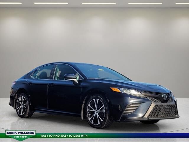 2020 Toyota Camry SE — photo 1 of 13