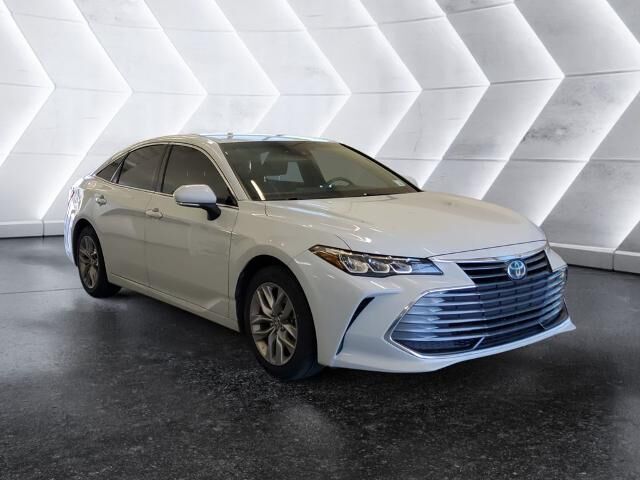 2022 Toyota Avalon Hybrid XLE — photo 1 of 13