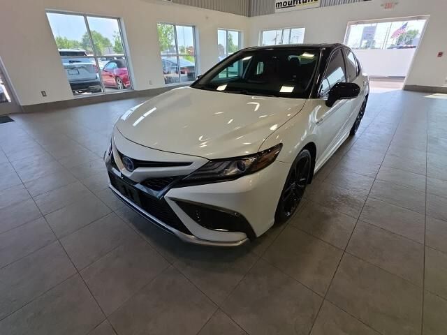 2021 Toyota Camry Hybrid XSE