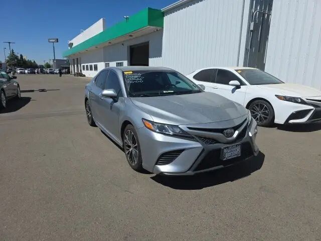 2020 Toyota Camry SE — photo 1 of 5