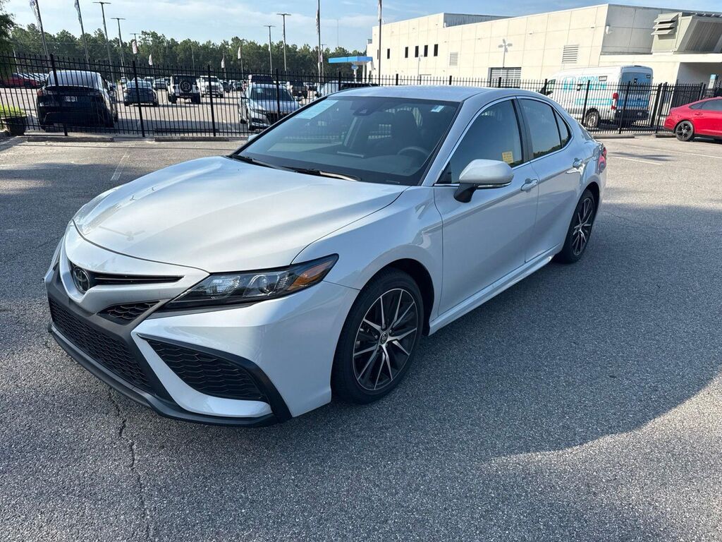 2024 Toyota Camry SE — photo 1 of 14