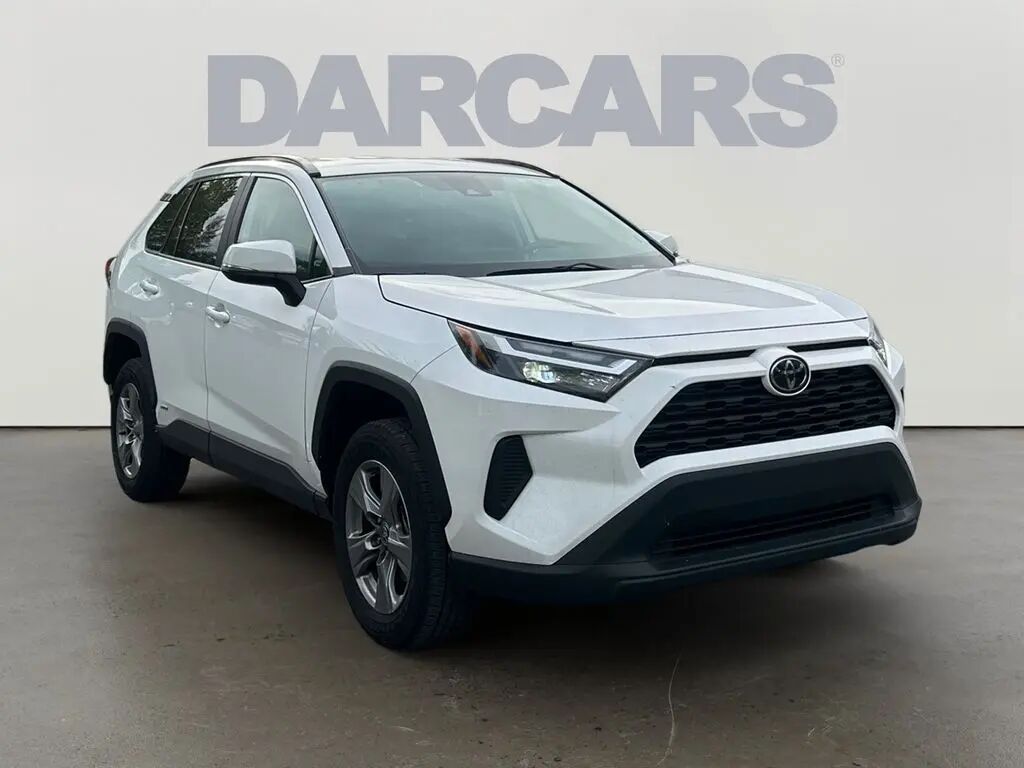 2025 Toyota RAV4 Hybrid XLE — photo 1 of 13