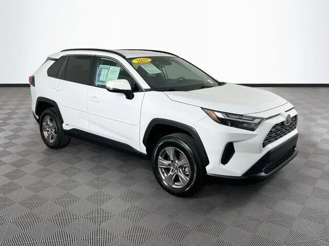 2025 Toyota RAV4 Hybrid XLE — photo 1 of 13