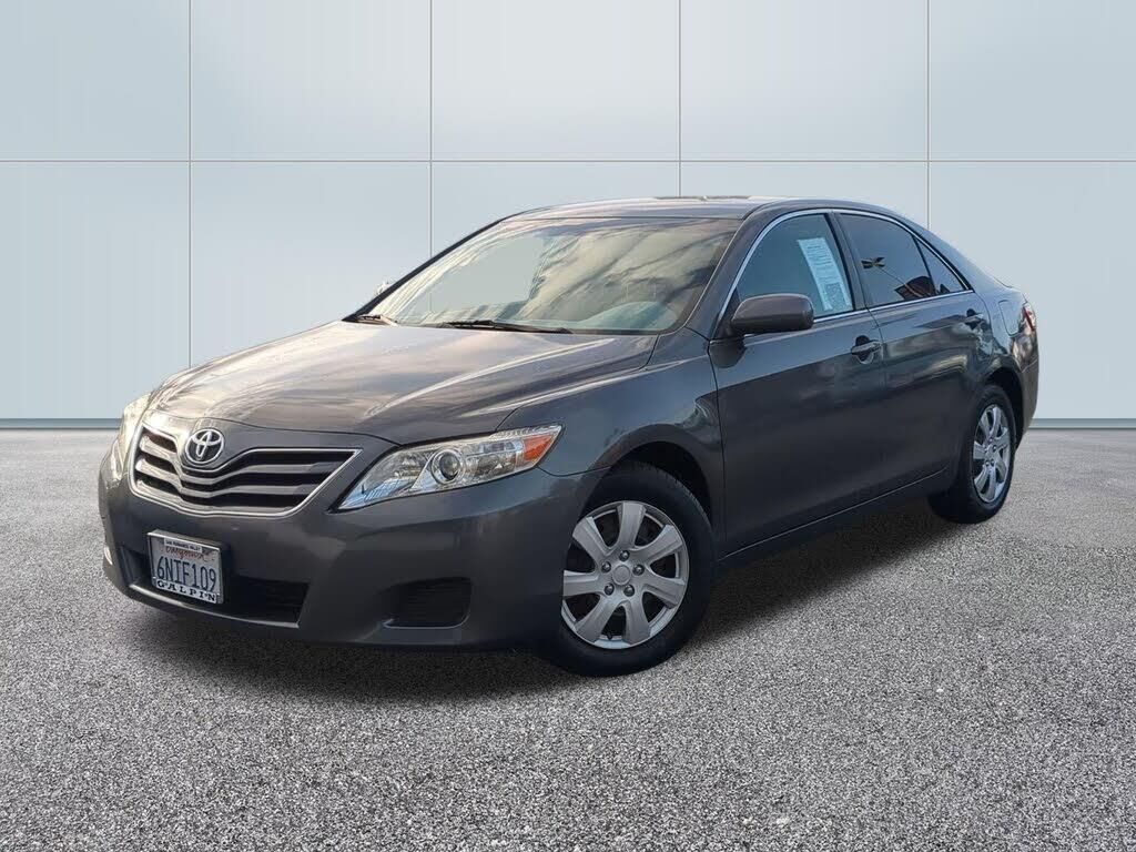 2011 Toyota Camry LE — photo 1 of 1