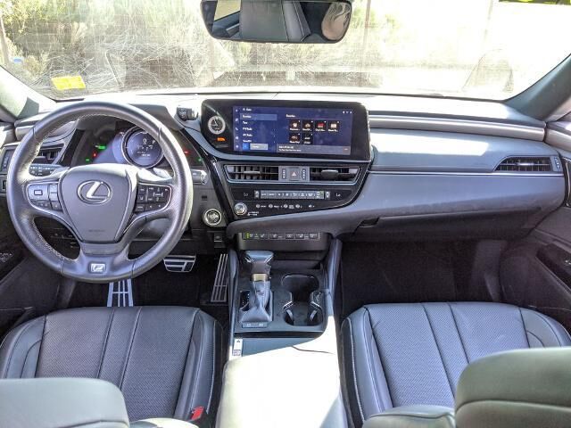 2024 Lexus ES 300h F SPORT Handling