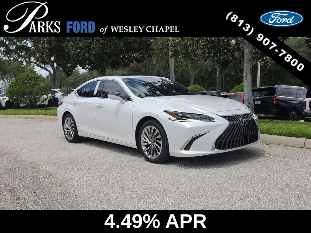 2022 Lexus ES 300h Ultra Luxury — photo 1 of 13