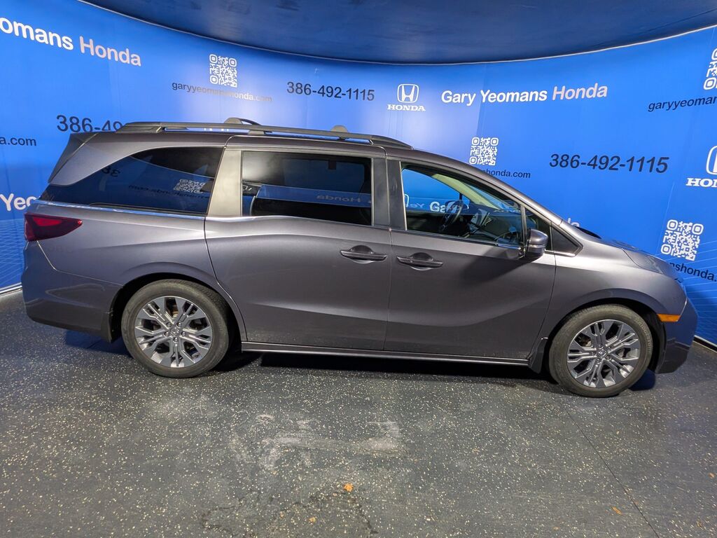 2025 Honda Odyssey Touring — photo 1 of 13