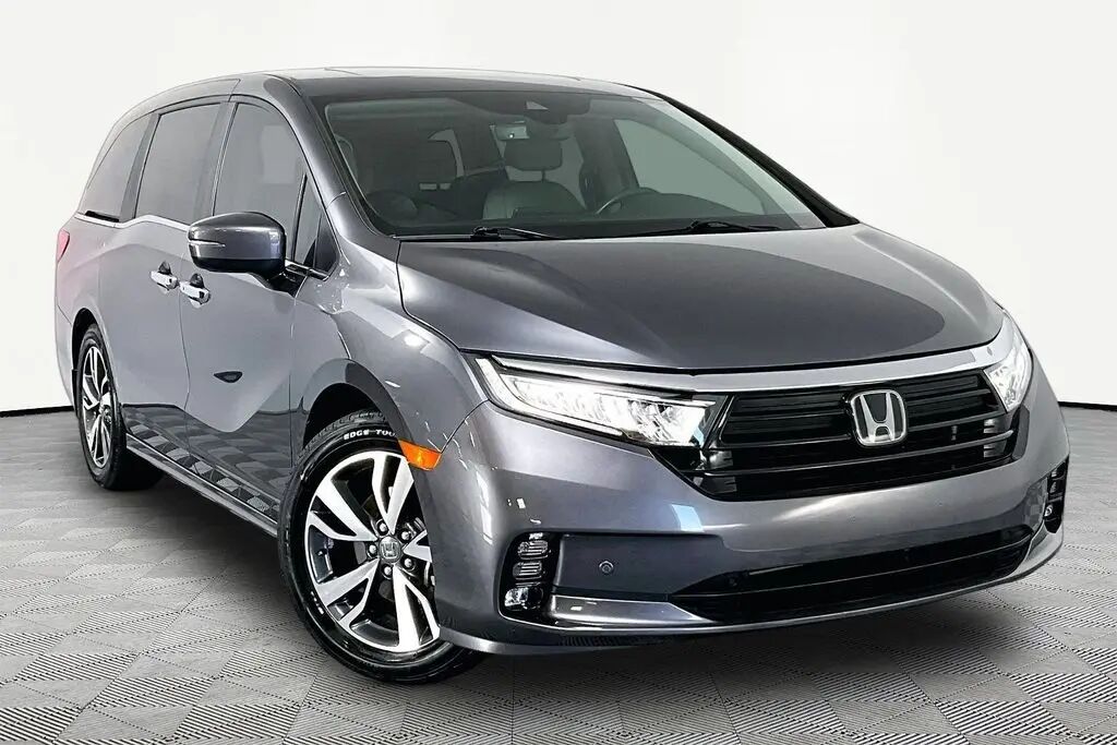 2024 Honda Odyssey Touring — photo 1 of 13