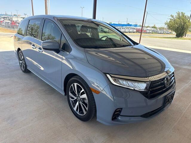 2023 Honda Odyssey Touring — photo 1 of 13