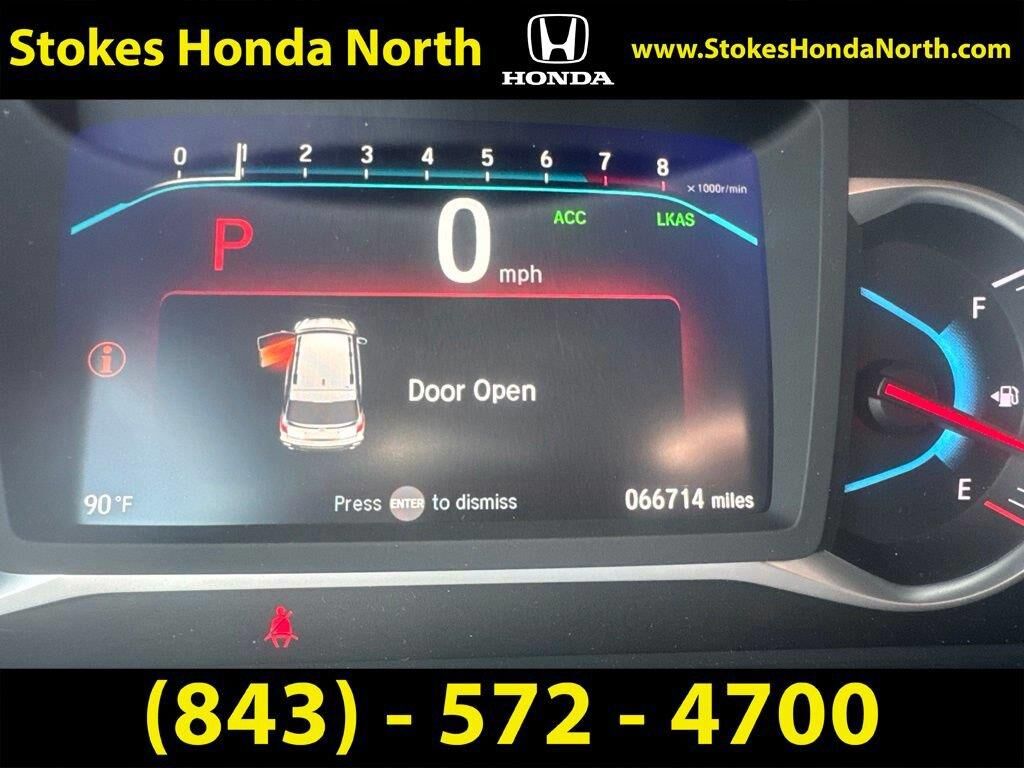 2022 Honda Pilot Touring w/Rear Captain's Chairs — photo 1 of 1