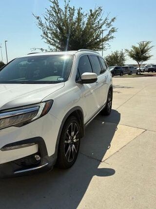 2021 Honda Pilot Touring w/Rear Captain's Chairs