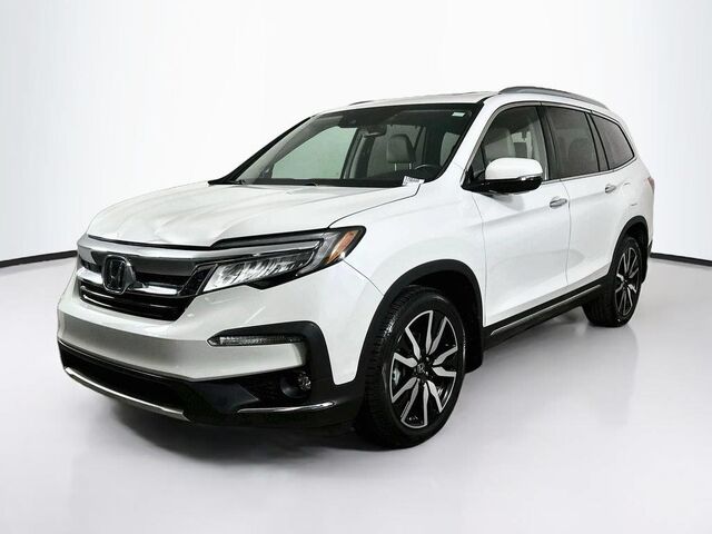 2022 Honda Pilot Touring w/Rear Captain's Chairs