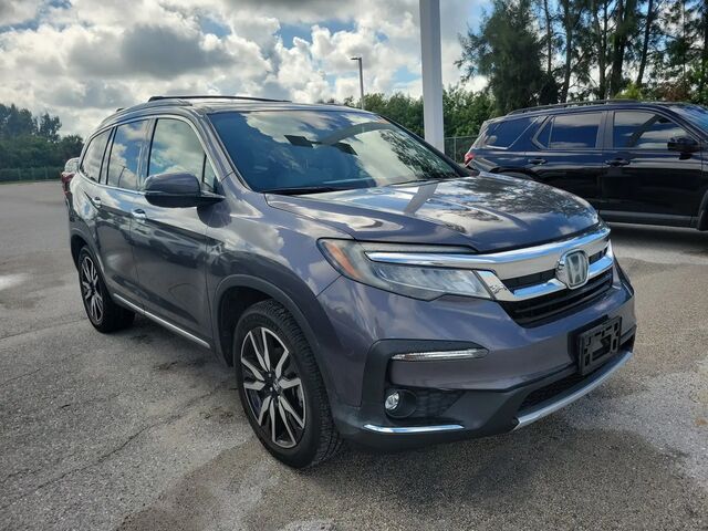 2020 Honda Pilot Touring w/Rear Captain's Chairs