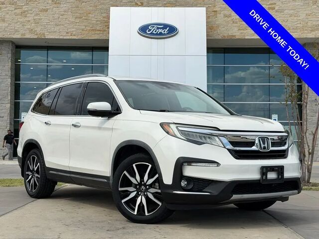 2019 Honda Pilot Touring w/Rear Captain's Chairs