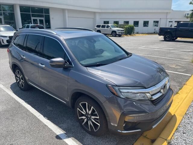 2020 Honda Pilot Touring w/Rear Captain's Chairs
