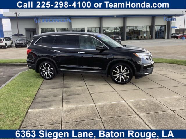 2022 Honda Pilot Touring w/Rear Captain's Chairs