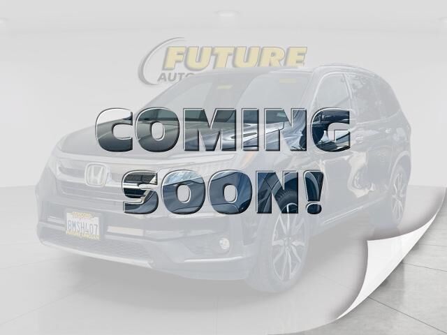 2019 Honda Pilot Touring w/Rear Captain's Chairs