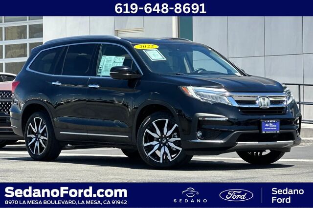 2022 Honda Pilot Touring w/Rear Captain's Chairs