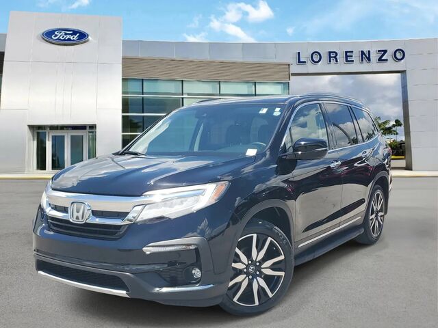 2022 Honda Pilot Touring w/Rear Captain's Chairs