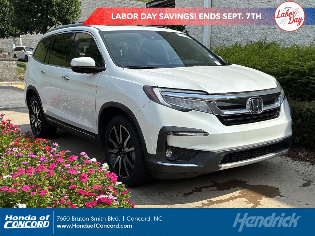 2022 Honda Pilot Touring w/Rear Captain's Chairs — photo 1 of 13