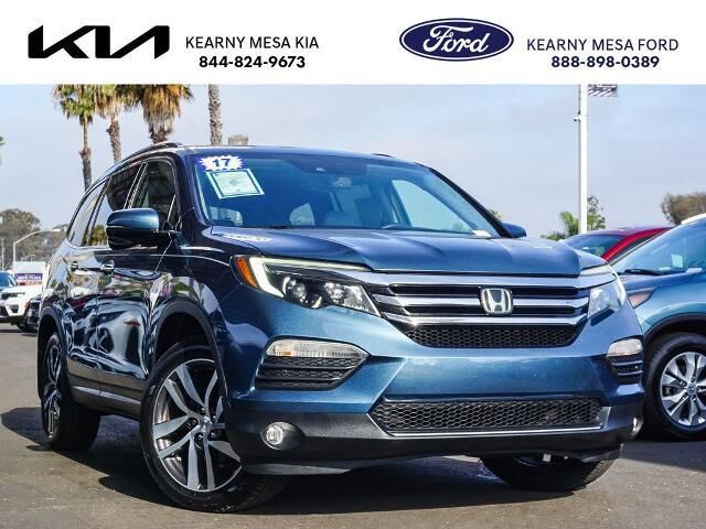 2017 Honda Pilot Touring — photo 1 of 12