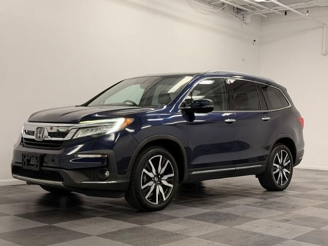 2019 Honda Pilot Touring w/Rear Captain's Chairs
