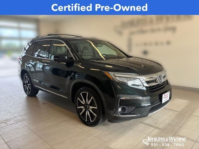 2020 Honda Pilot Touring w/Rear Captain's Chairs
