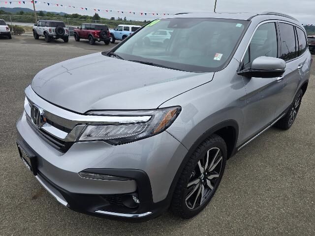 2020 Honda Pilot Touring w/Rear Captain's Chairs