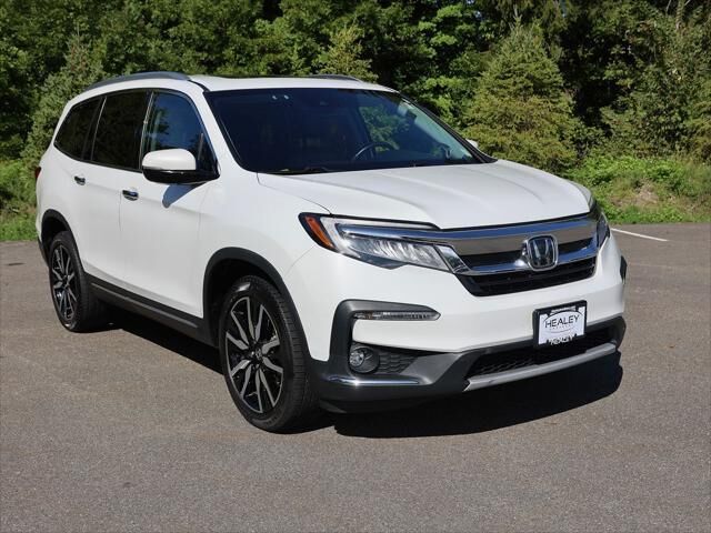 2020 Honda Pilot Touring w/Rear Captain's Chairs — photo 1 of 13