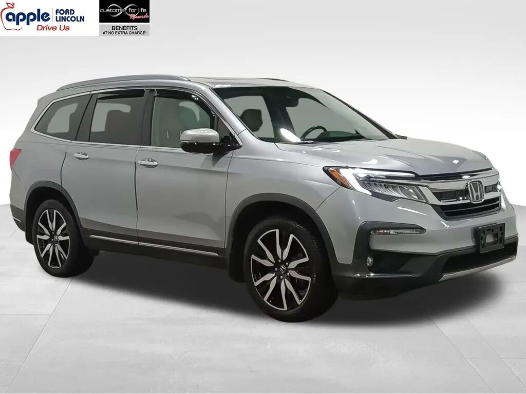 2021 Honda Pilot Touring w/Rear Captain's Chairs — photo 1 of 13