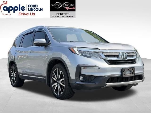 2021 Honda Pilot Touring w/Rear Captain's Chairs