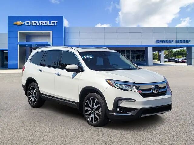 2022 Honda Pilot Touring w/Rear Captain's Chairs — photo 1 of 2