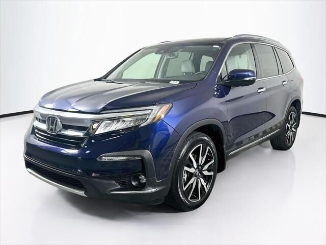 2022 Honda Pilot Touring w/Rear Captain's Chairs — photo 1 of 13