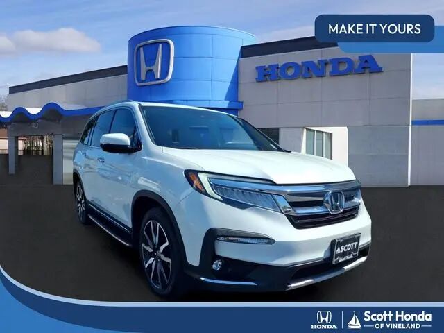 2022 Honda Pilot Touring w/Rear Captain's Chairs