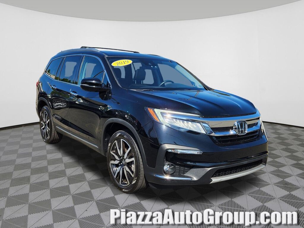 2019 Honda Pilot Touring w/Rear Captain's Chairs — photo 1 of 7