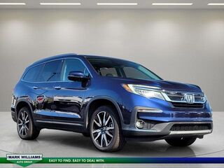 2019 Honda Pilot Touring w/Rear Captain's Chairs