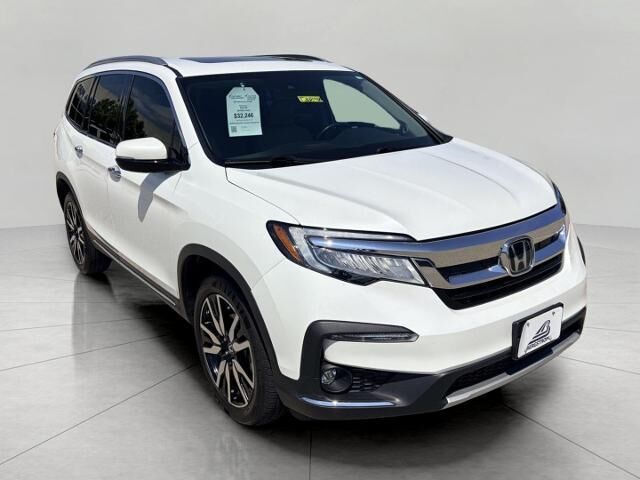 2022 Honda Pilot Touring w/Rear Captain's Chairs