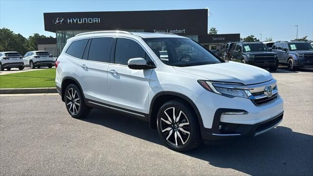 2022 Honda Pilot Touring w/Rear Captain's Chairs